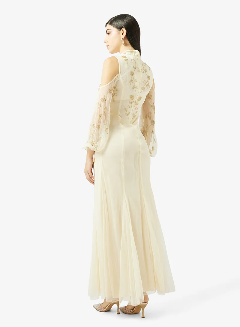 فروك اند فرل فستان طويل برقبة دائرية مع تطريز وأكتاف مكشوفة